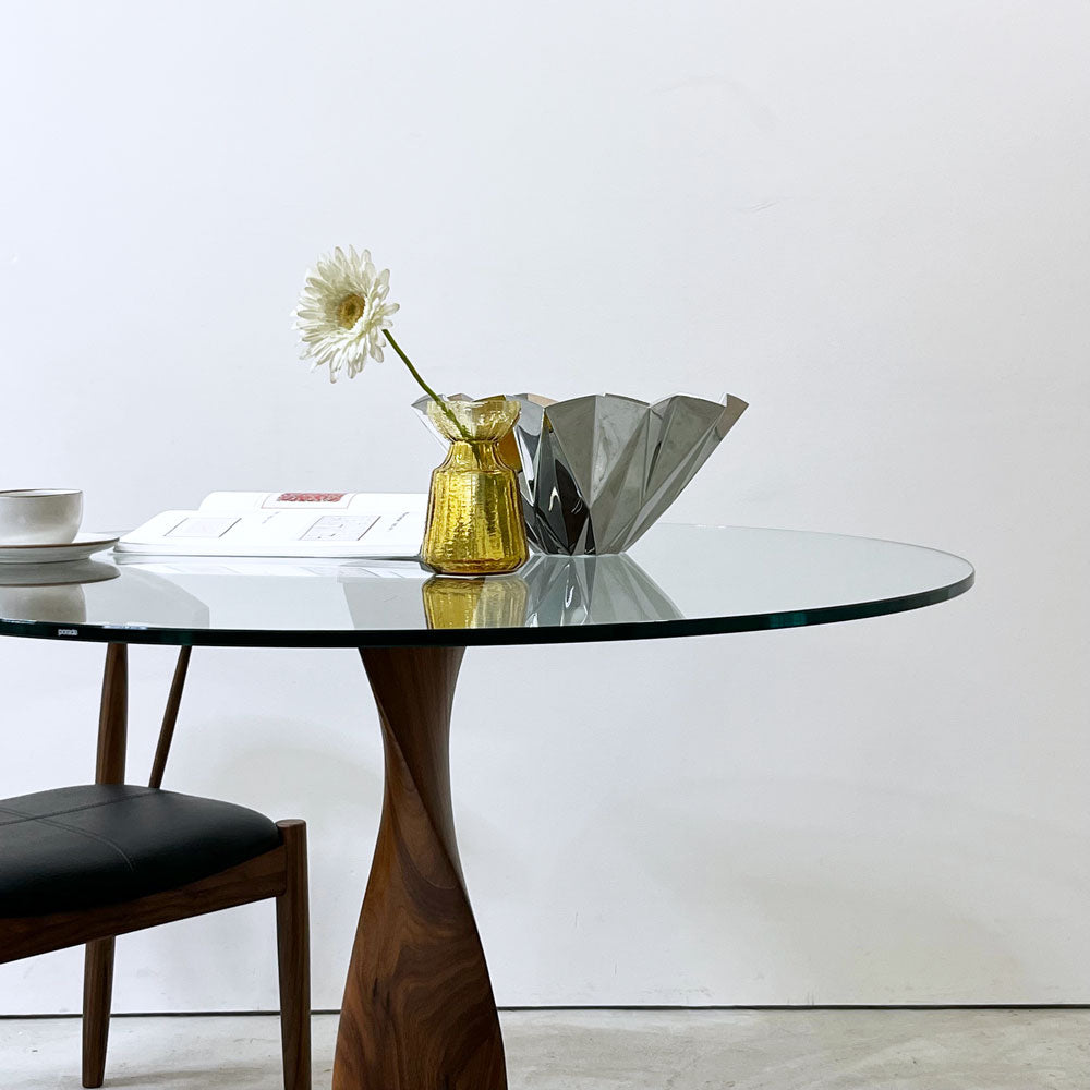 ポラダ porada スピン SPIN ダイニングテーブル ラウンド ウォールナット無垢材 ガラストップ Φ100cm ジーノ カロロ Gino Carollo ～光と影のスパイラル～