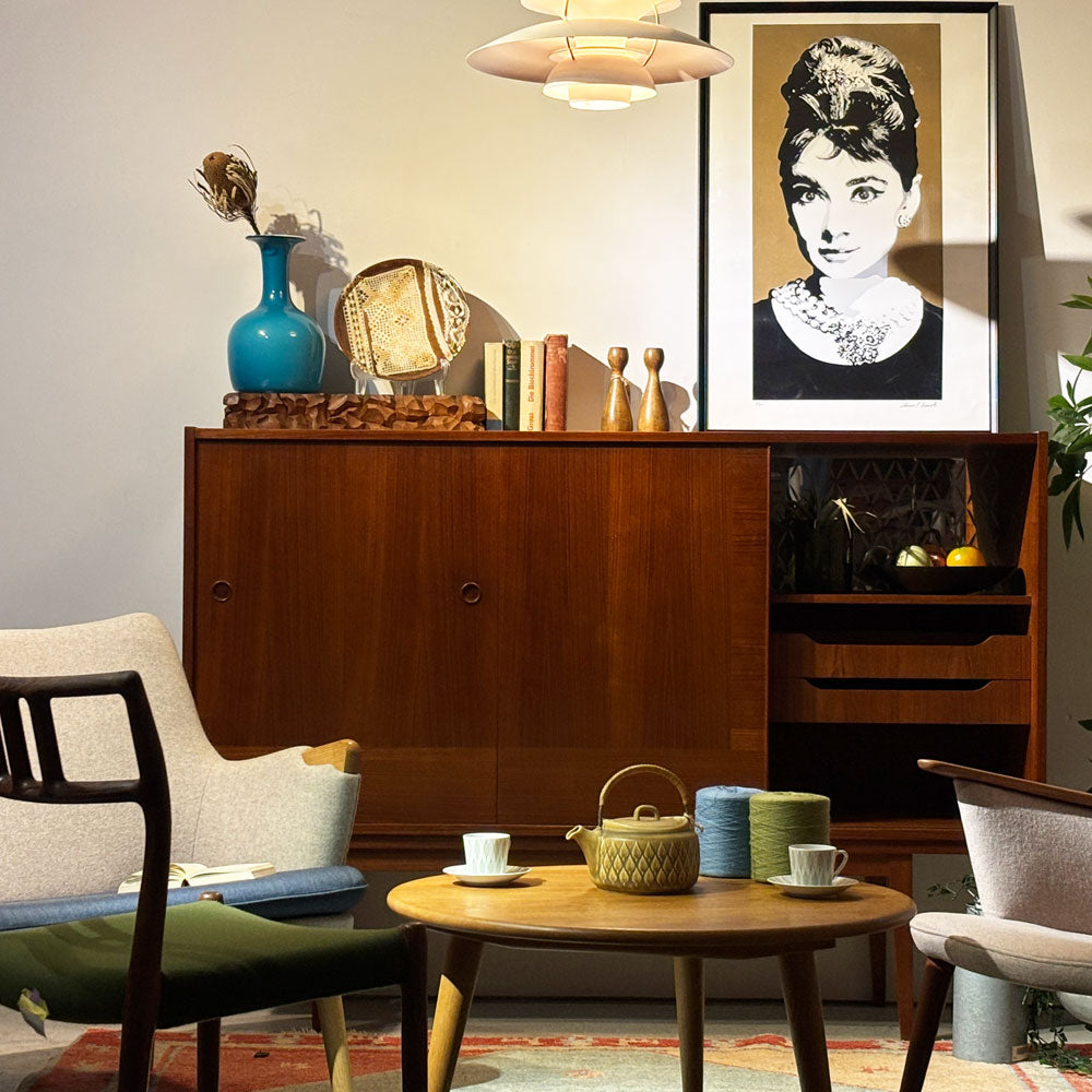 デンマークビンテージ Danish Vintage チーク材 キャビネット サイドボード 3ドア 2ドロワー レッグ脱着可能 北欧家具 ～赤茶色に溶ける～