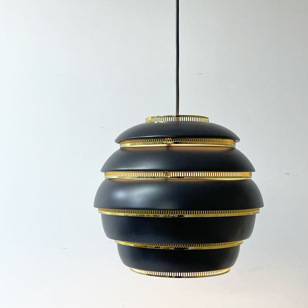 【祖師ヶ谷大蔵店】アルテック artek A331 ビーハイブ Beehive アルヴァ・アアルト Alvar Aalto ブラック ブラスメッキリング ペンダントライト フィンランド 箱付き 定価￥179,300円 買取させていただきました。