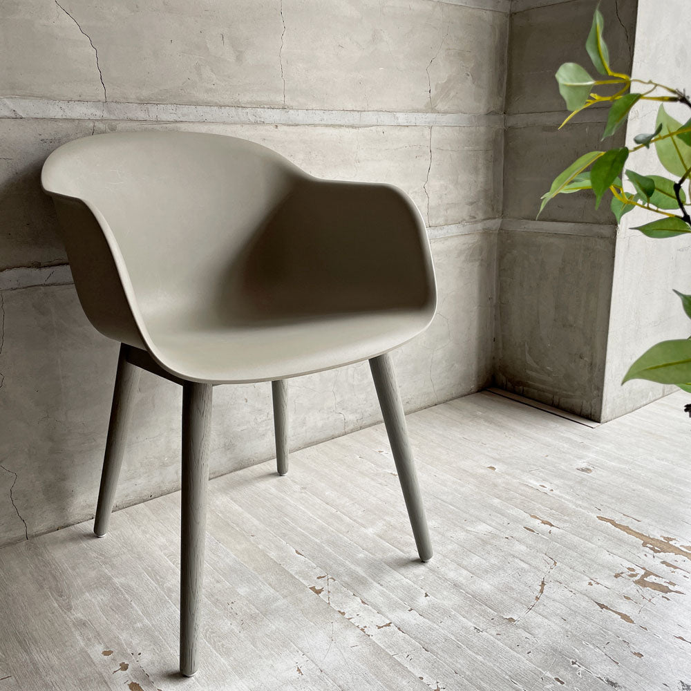 【学芸大学店】ムート Muuto ファイバー アームチェア ウッドベース FIBER ARM CHAIR WOOD BASE ファイバーシェル グレー オーク材 北欧モダン 定価￥84,700- ♪ 買取させていただきました。