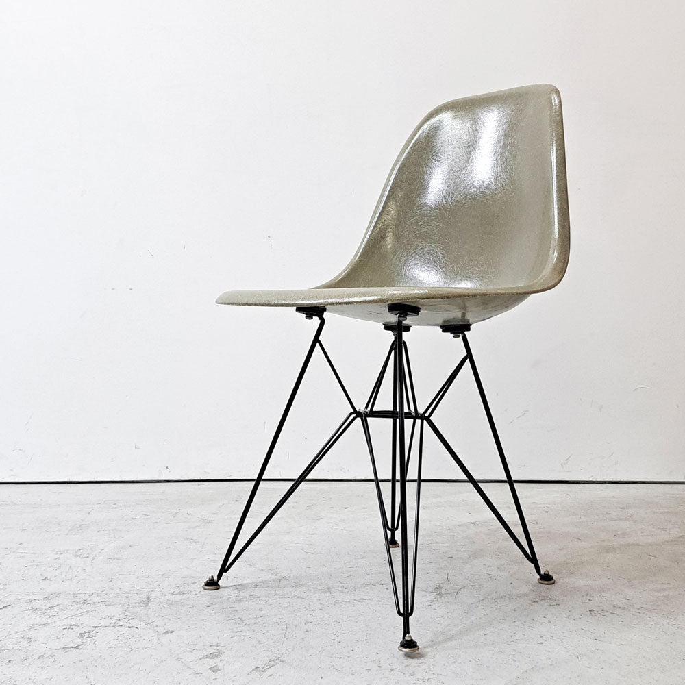 【祖師ヶ谷大蔵店】ハーマンミラー Herman Miller ビンテージ サイドシェルチェア ダイニングチェア 2nd FRP グレージュ エッフェルベース イームズ ミッドセンチュリーモダン取扱い 買取させていただきました。