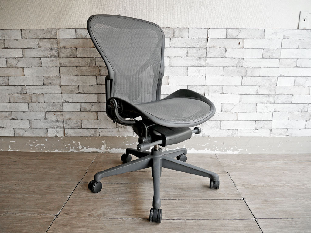 ハーマンミラー Herman Miller アーロンチェア Bサイズ リマスタード ライト アームレス グラファイトベース ビル・スタンフ ＆ ドン・チャドウィック 中古品 買い取りしました。