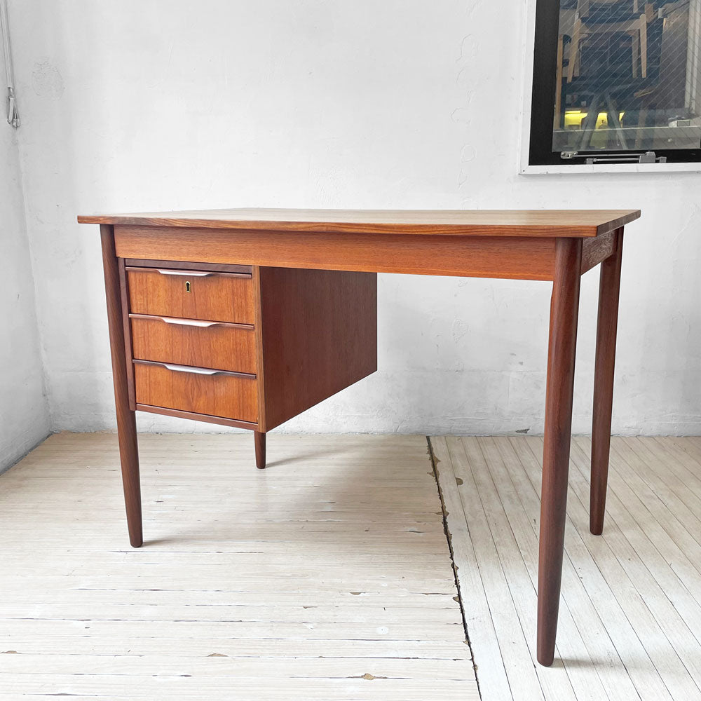 【下北沢店】デンマークビンテージ Danish Vintage チーク材 片袖デスク ワークテーブル 3ドロワー デンマーク 北欧家具  買取させていただきました。