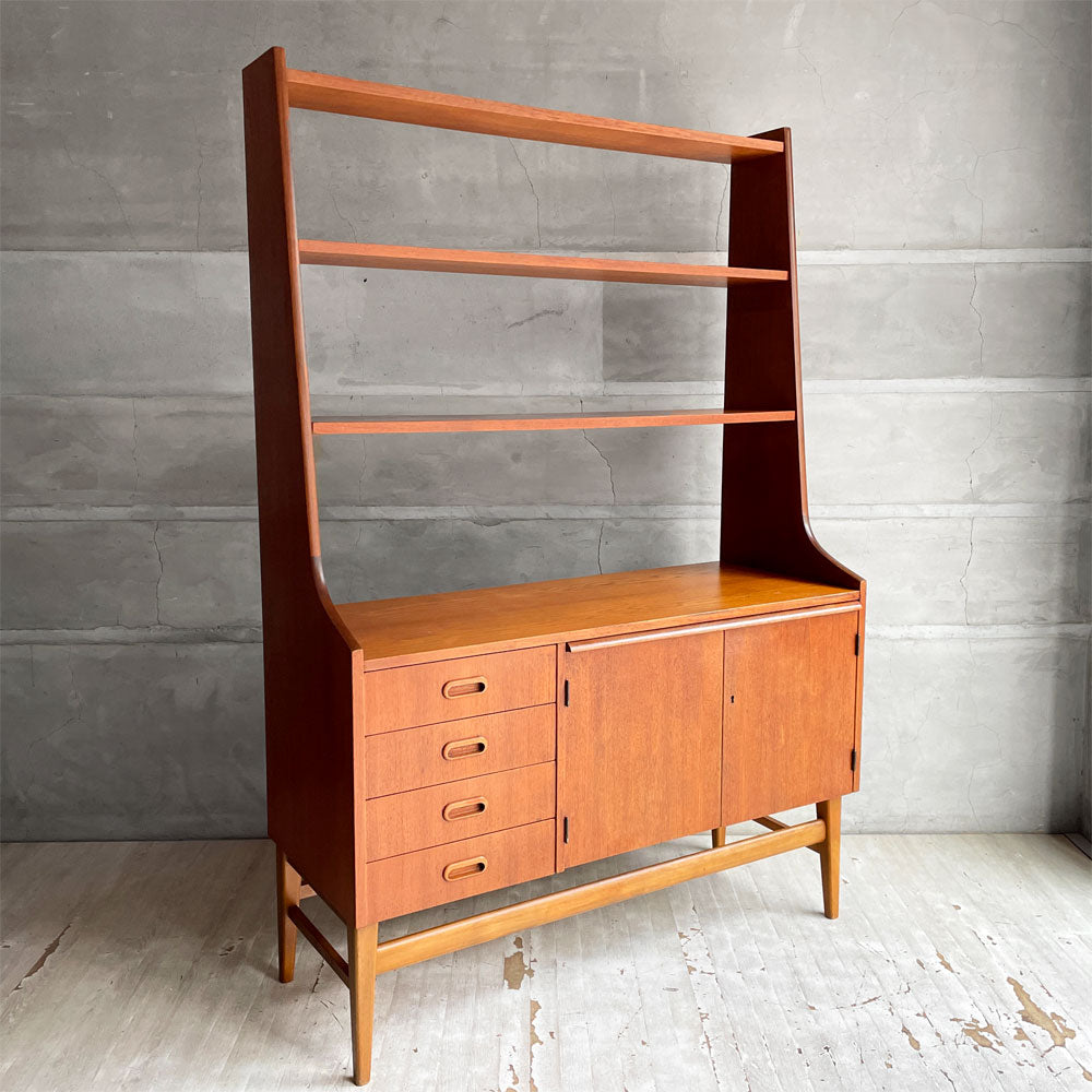 【学芸大学店】スウェーデンビンテージ チーク材 キャビネット オープンシェルフ 食器棚 飾り棚 ルームディバオダー スライド天板（ベロ付） 鍵付き ♪ 買取させていただきました。