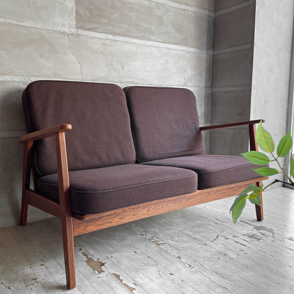 ルイス Lewis オリジナル 2シーターソファ 2P 2人掛け オーク材フレーム ヴィンテージブラウンカラーフレーム ブラウンファブリック カバーリング 北欧スタイル ～ 北欧ビンテージをつくる ～