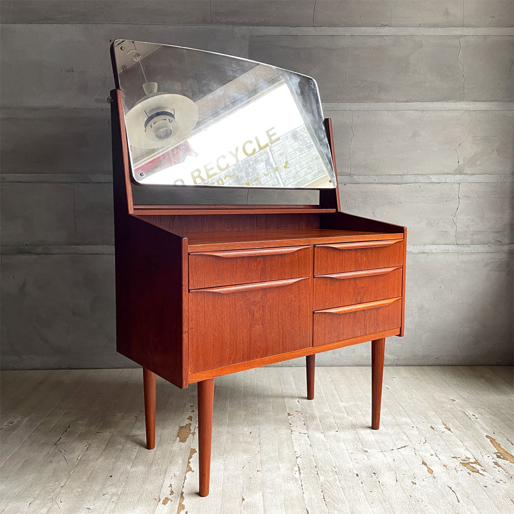 北欧ビンテージ チーク材 ドレッサーチェスト キャビネット 5ドロワーズ ミラー付 デンマーク 1950～60年代 ～忙しい朝を贅沢に変える一台～