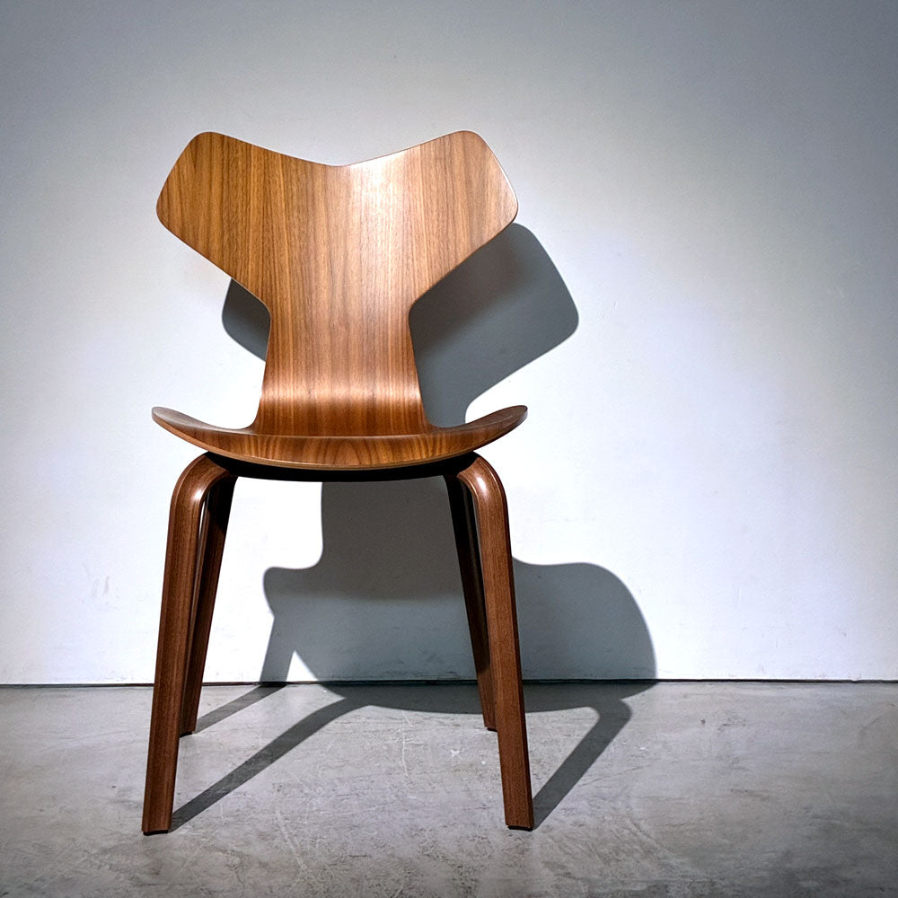フリッツハンセン Fritz Hansen グランプリチェア GRAND PRIX CHAIR ウォールナット材 ウッドレッグ アルネ・ヤコブセン Arne Jacobsen 北欧 デンマーク ～双翼のモジュレーション～