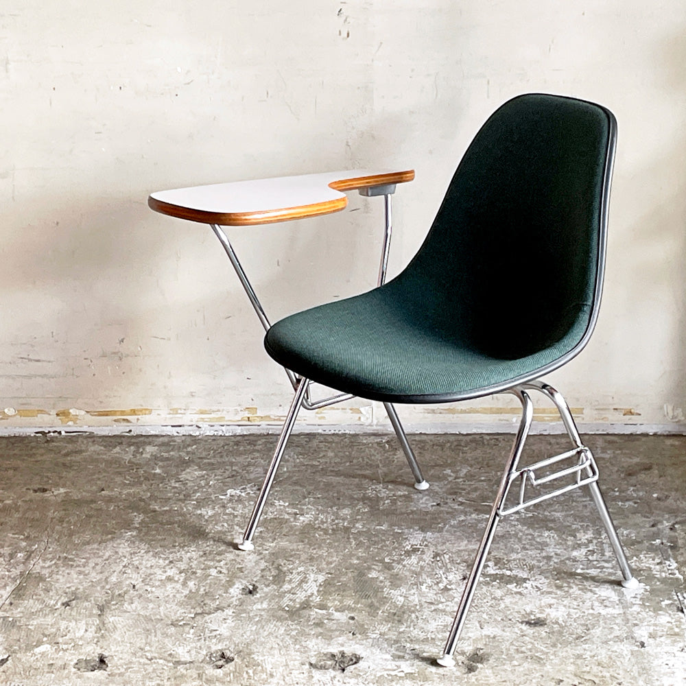 【自由が丘店】ハーマンミラー Herman Miller サイドシェルチェア セカンド 2nd ビンテージ アプホルスター スクールベース 肘掛けテーブル付 イームズ ミッドセンチュリー 2脚 買取させていただきました。