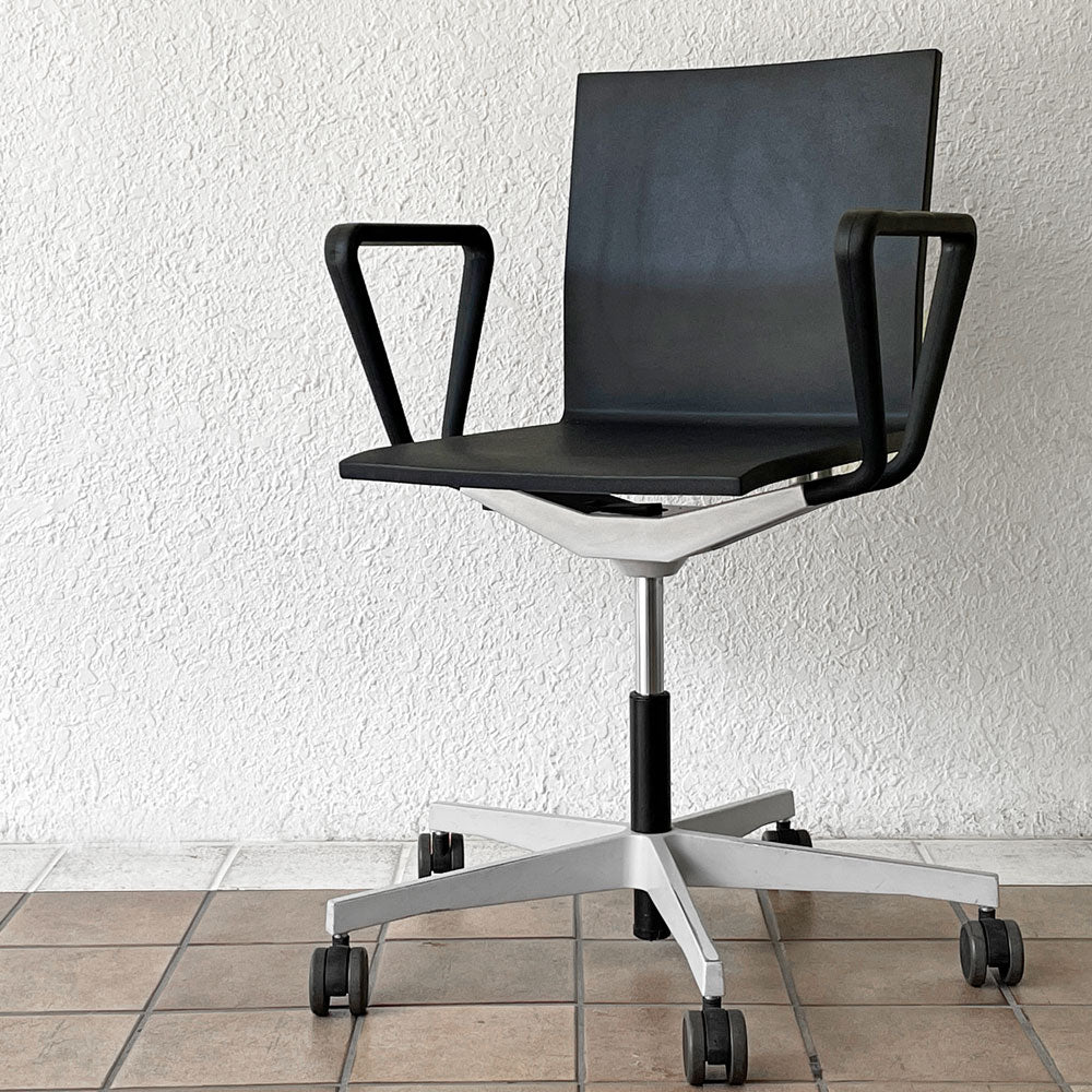 【用賀店】ヴィトラ vitra ゼロフォー 04. スタジオチェア アームチェア ブラック マールテン・ヴァン・セーヴェレン 昇降機能 デスクチェア買取させていただきました。