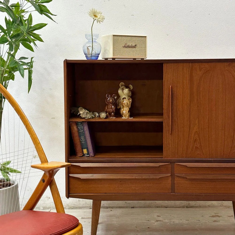 北欧ビンテージ Scandinabian Vintage チーク材 キャビネット サイドボード 抽斗4杯 スライド扉 店舗什器 北欧家具 ～心和む赤茶色の暮らし～