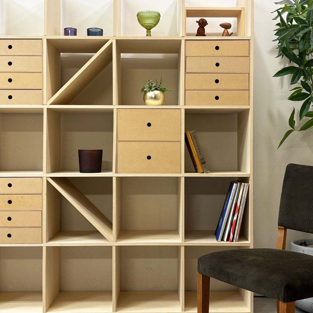 マルゲリータ margherita シェルフ シナ材 壁一面の本棚 縦5コマ×横7コマ 引き出し4段×4 引き出し2段×2 本棚の中の棚×2 ～方眼のコスモロジー～