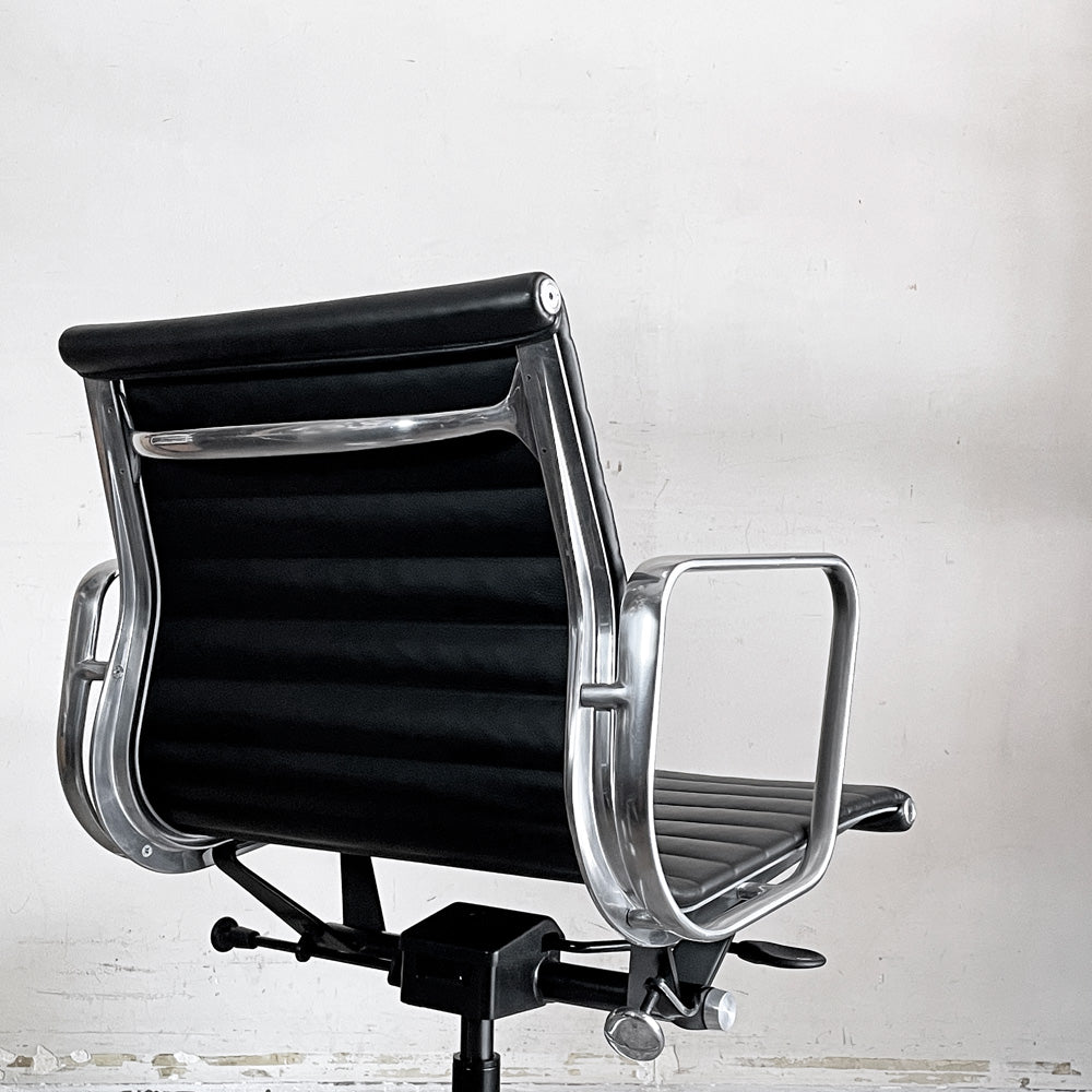ハーマンミラー Herman Miller イームズアルミナムグループチェア マネージメントチェア アルミバフベース ガス圧昇降仕様 5本脚 キャスタータイプ 本革 イームズ ～デザインと快適性、究極の両立～