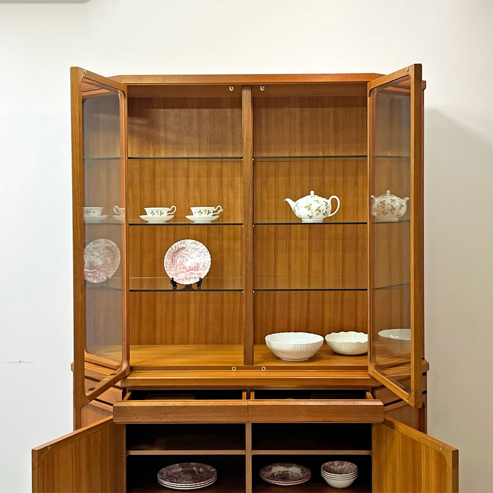 【祖師ヶ谷大蔵店】日田工芸 Hita Craft チーク材 キュリオケース 4面 ガラス 抽斗2杯 飾り棚 キャビネット 小箱2個付き W150cm 北欧スタイル 買取させていただきました。