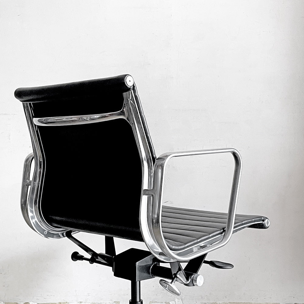 ハーマンミラー Herman Miller イームズアルミナムグループチェア マネージメントチェア アルミバフベース ガス圧昇降仕様 5本脚 キャスタータイプ 本革 イームズ ～ストイックな機能美～