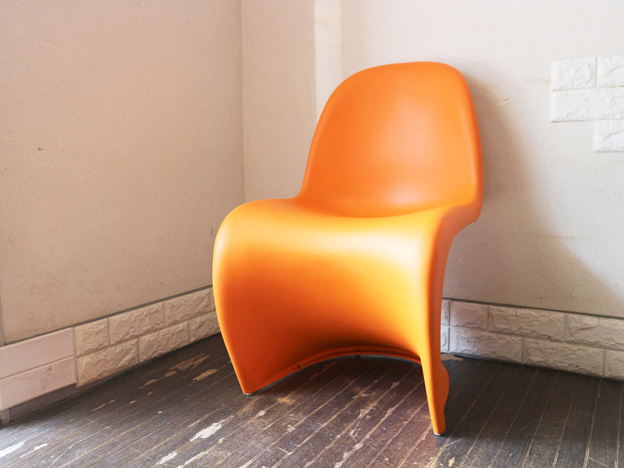 ヴィトラ vitra. パントンチェア Panton Chair オレンジ ヴェルナー・パントン Verner Panton スタッキングチェア ミッドセンチュリー スペースエイジ ～好きな色を暮らしに取り入れる～