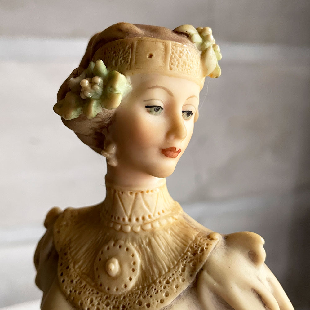 【学芸大学店】ジョゼッペ・アルマーニ Giuseppe Armani フィギュリン オブジェ イタリア Lady with Umbrella 彫刻 置物 イタリア 買取させていただきました。