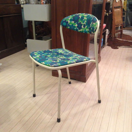 久々のレトロモダンアイテムが入荷です♫ サイケな総柄のフラワープリントがオシャレ★ 70年代のレトロモダンチェア！ 【買取＆販売＆レンタル】