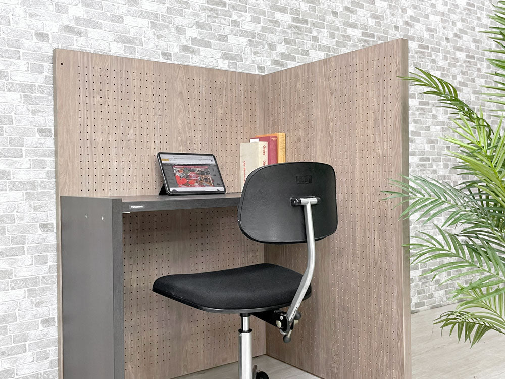 パナソニック Panasonic コモル KOMORU 組み立て簡単デスク ミディアムグレー柄 パーテーションパネル 事務机 学習机 在宅ワーク パーソナルスペース 仕切り 定価￥96,800- 中古品 買い取りしました。