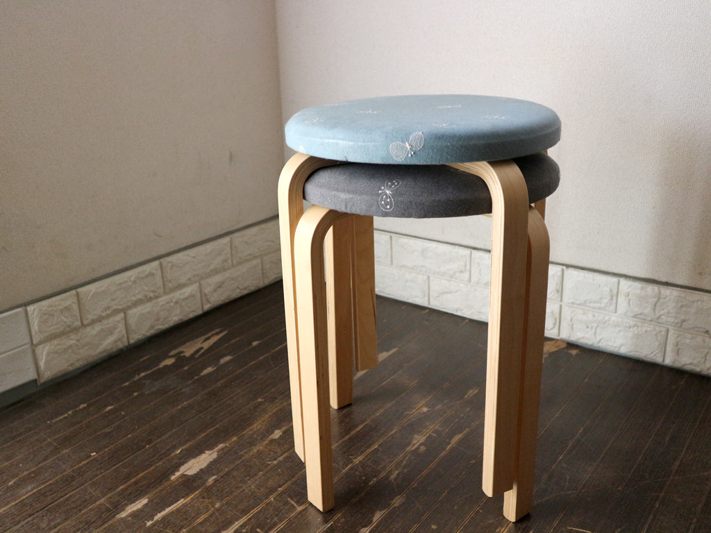 ナチュラルデザイン 木製 丸スツール ミナペルホネン mina perhonen choucho 蝶々 ファブリック 刺繍 リメイク家具 北欧スタイル グレー ＆ ブルー 中古品  買い取りしました。