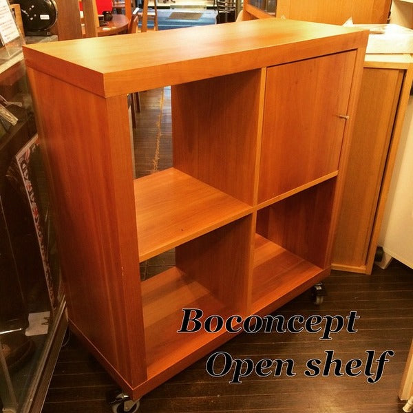 ～北欧のデザインで日常にテーマを♪ Boconcept / ボーコンセプト チェリー材 2×2 オープンシェルフ キャスター付 【買取＆販売＆レンタル】