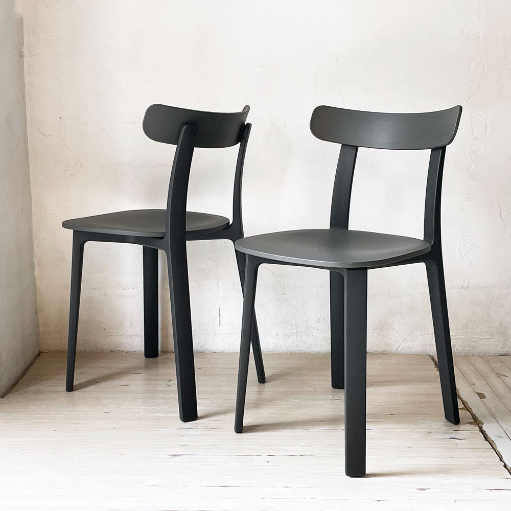 【下北沢店】ヴィトラ Vitra APC オールプラスチック チェア All Plastic Chair ジャスパー モリソン Jasper Ｍorrison グラファイトグレー 計2脚 買取させていただきました。