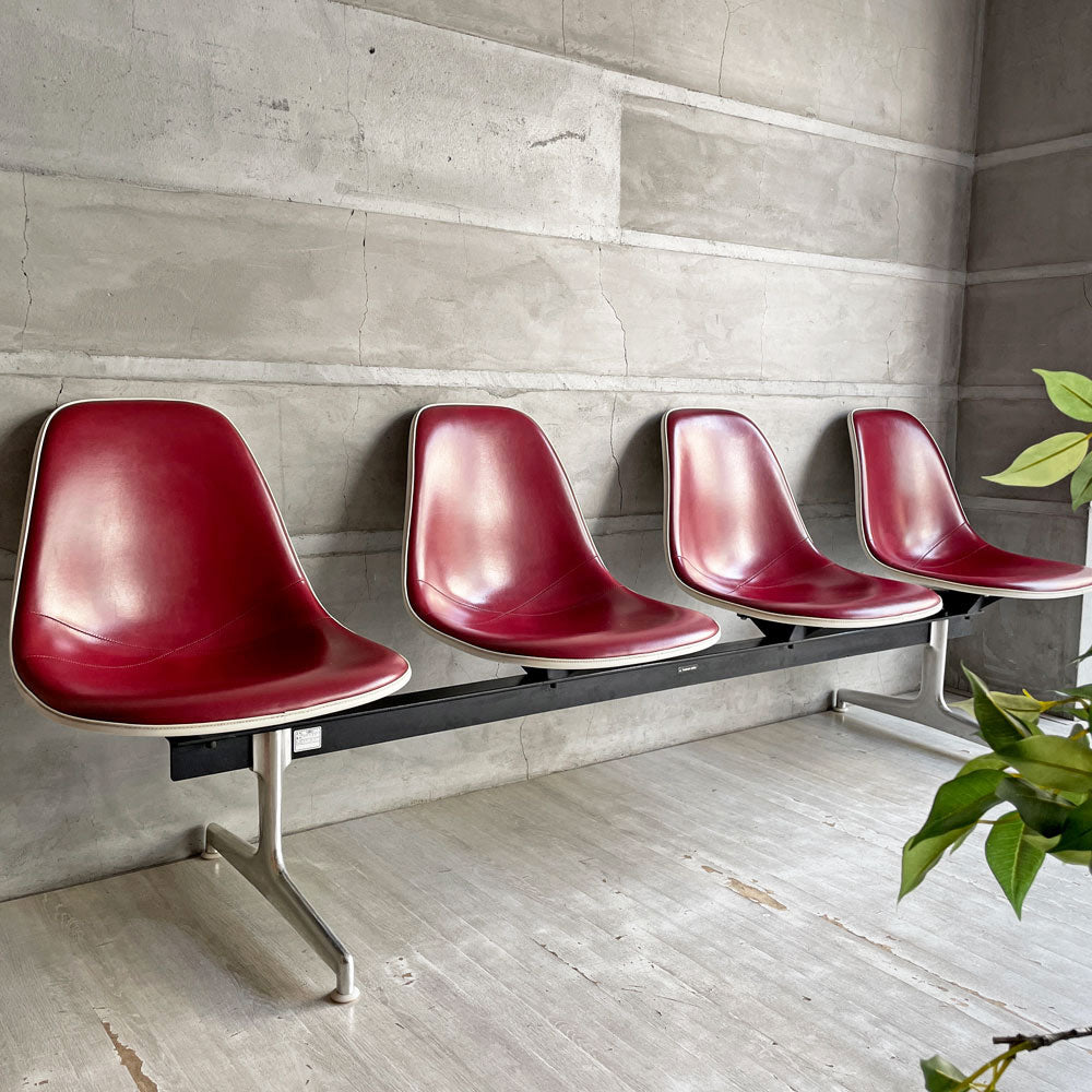 【学芸大学店】ハーマンミラー Herman Miller ビンテージ エアポートベンチ タンデムシート 4連 サイドシェル 3rd PVCレザー FRP イームズ 希少 ♪ 買取させていただきました。