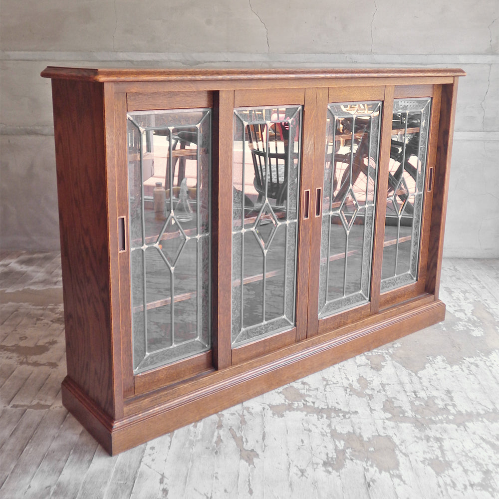 三越ブルージュ Brugge ステンドグラス サイドボード 飾り棚 キャビネット 英国カントリースタイル 横浜ダニエル取り扱い 三越環境デザイン 中古品 買い取りしました。