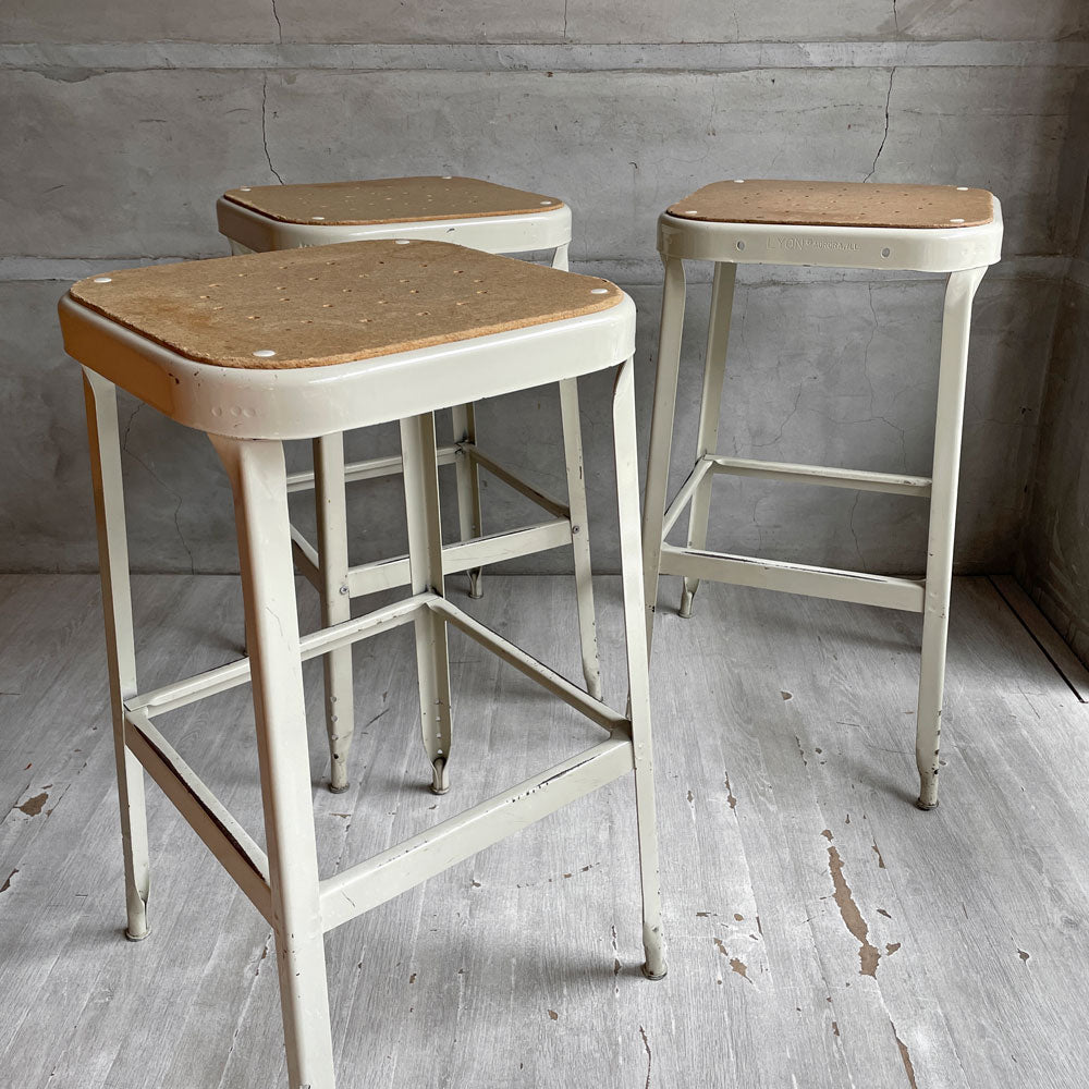 【学芸大学店】リオン LYON ファクトリー スツール FACTORY STOOL Lサイズ Putty White プレスウッドシート P.F.S取り扱い 買取させていただきました。