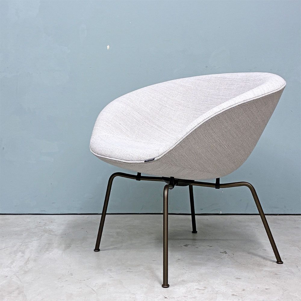 【経堂店】フリッツハンセン Fritz Hansen ポットチェア 3318 POT ラウンジチェア ファブリック クリスチャンハウン ベージュ ブラウンブロンズレッグ アルネ・ヤコブセン デンマーク 展示品 買取させていただきました。