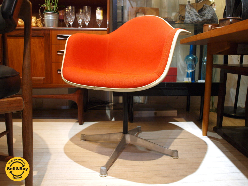 ハーマンミラー Herman Miller イームズ ビンテージ アームシェル マハラムファブリック テラコッタ FRP 2nd +コントラクトベース シェルチェア 中古品 買い取りしました。下北沢店 出張買取もお任せ下さい。