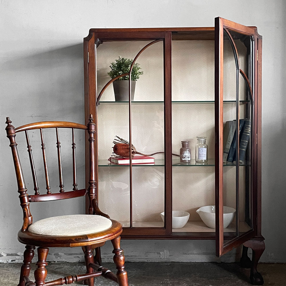 UKビンテージ マホガニー材 ガラスキャビネット ボウル＆クロウフット アールデコ様式 キュリオケース ブックケース 飾り棚 英国家具 アンティーク ～ 歴史を感じる佇まい ～