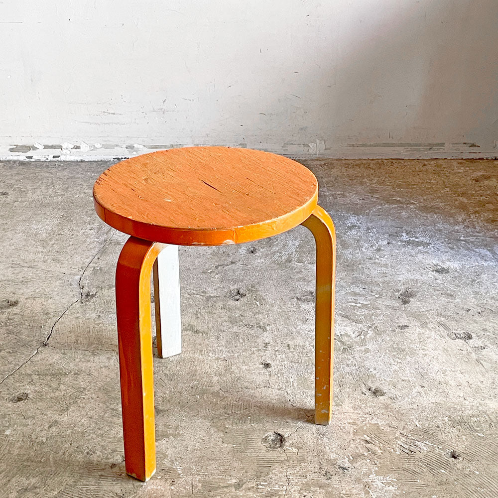 【自由が丘店】アルテック artek スツール60 stool60 3本脚 ペインテッド オレンジ/グレー 60’ｓ ビンテージ アルヴァ・アアルト 希少 買取させていただきました。