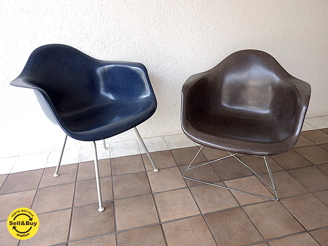 ハーマンミラー HermanMiller アームシェルチェア Arm shell chair チャールズ & レイ ・ イームズ C&R. Eames 現行FRP製 ( ファイバーグラス ) 展示美品 ネイビーブルーシェル ＋ ビンテージ 4レッグ Hベース ＝ DAH ＆ 展示美品 シールブラウンシェル ＋ ビンテージ ローロッドベース キャッツクレイドルベース ＝ LAR ミッドセンチュリー 不朽の名作チェア × 2脚 買い取りしました。用賀店 出張買取もお任せ下さい。