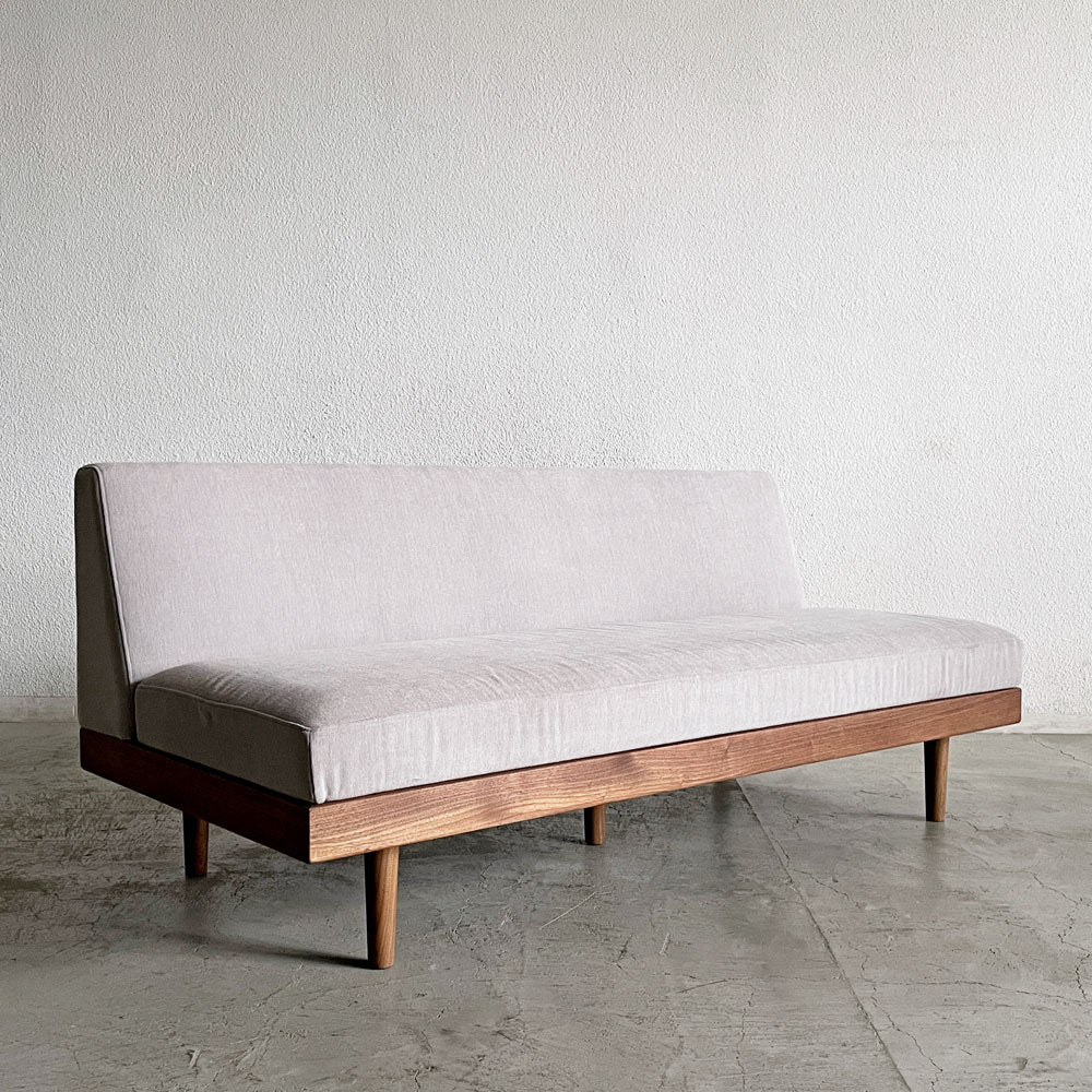 【登戸BASE店】マスターウォール MASTERWAL チル ソファ CHILL SOFA アームレス 2シーター w160cm ファブリック張り ウォールナット無垢材 アカセ木工 買取させていただきました。