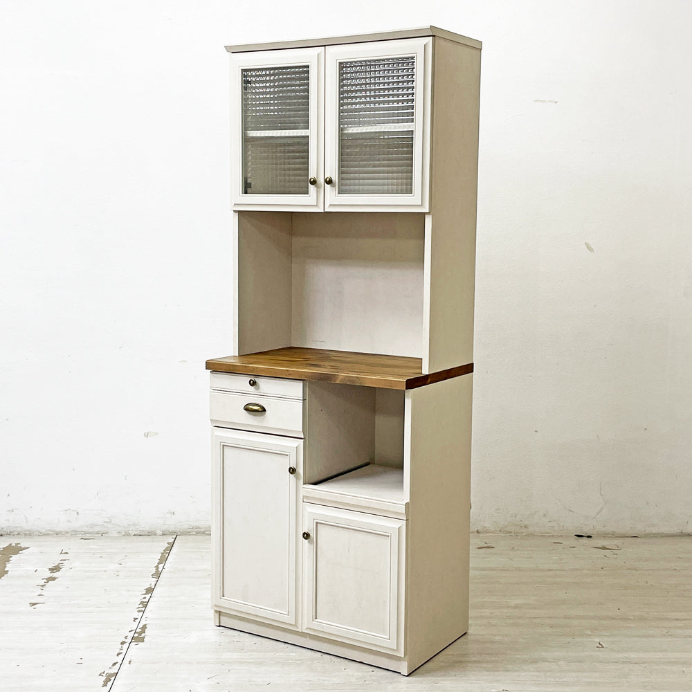 【祖師ヶ谷大蔵店】ビーカンパニー B-COMPANY クリチコ CRICHICO キッチンボード スリムキャビネット 食器棚 パイン材 ホワイトペイント チェッカーガラス 買取させていただきました。