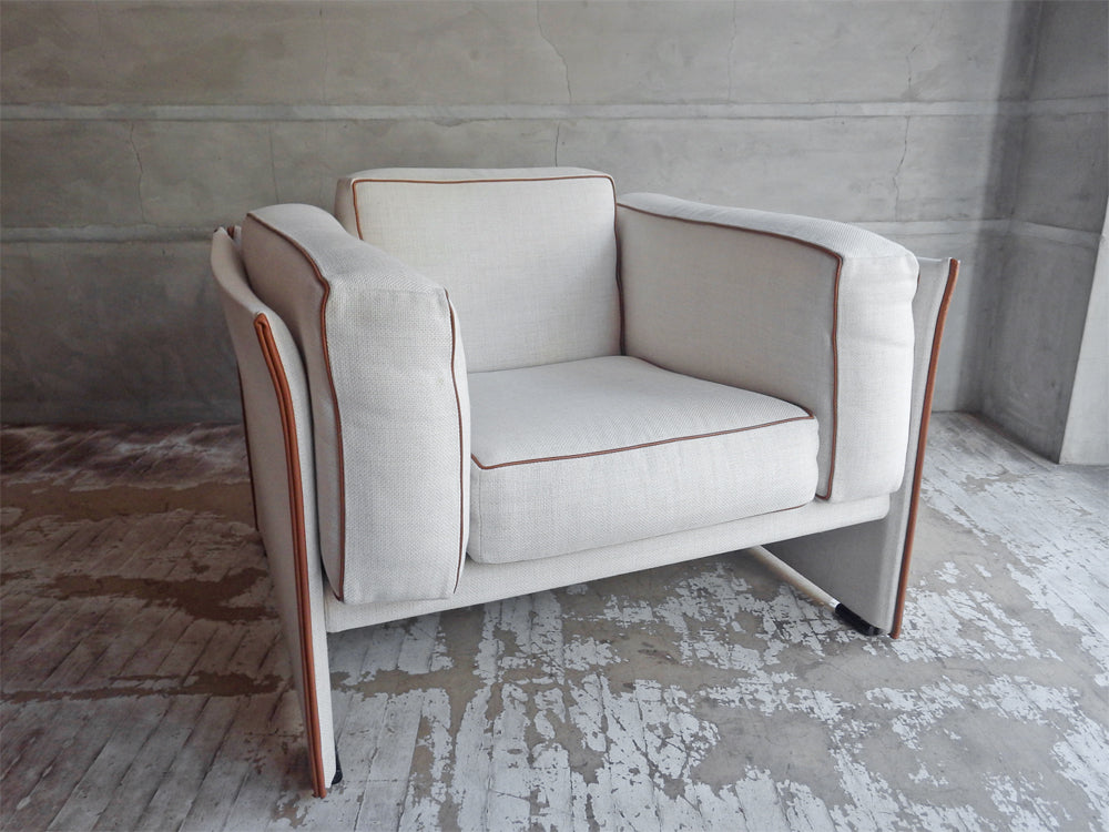 カッシーナ Cassina デュック 405 DUC 1人掛けソファ ファブリック ホワイト系 マリオ・ベリーニ Mario Bellini モダンデザイン 中古品 買い取りしました。