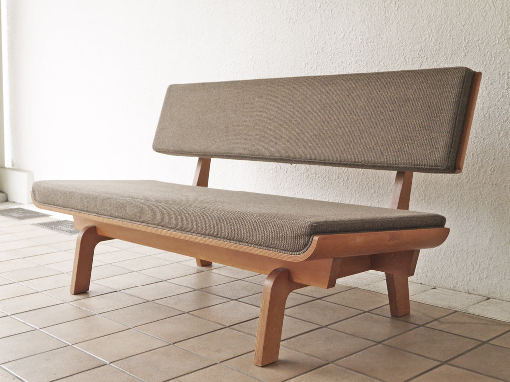 グラフ graf ナラティヴ Narrative シリーズ ディエチ ソファ 2シーター Dieci Sofa シナ材プライウッド ライトブラウン ベンチバックレスト 定価18.3～19.1万円  中古品 買い取りしました。