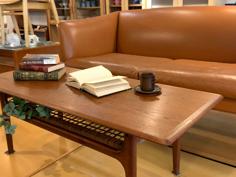 トリオ モブラー Trioh Mobler 60's ビンテージ チーク材 コーヒーテーブル ラタン編み マガジンラック付 ローテーブル デンマーク 北欧家具 ～木肌の心地よさと異素材の美しさを兼ね揃えた北欧家具～
