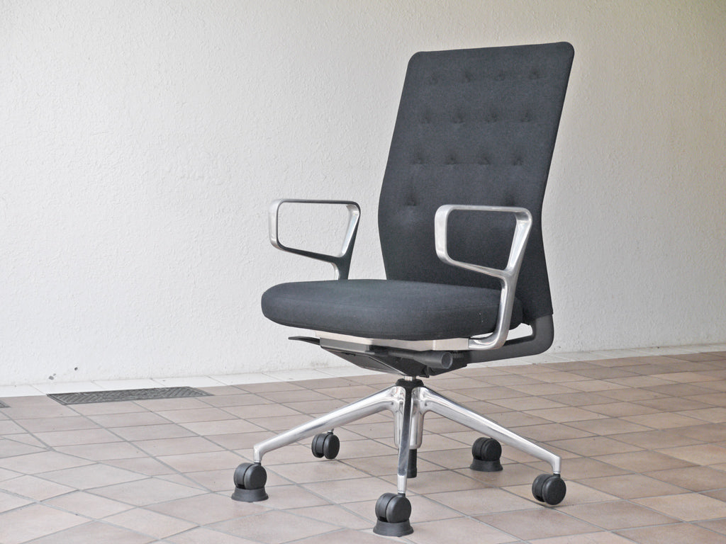 ヴィトラ vitra. IDトリム ID Trim ダークグレイ/ネロ アルミニウムリングアームレスト スタンダードシート キャスター付き アントニオ・チッテリオ 参考価格\151,800- 中古品 買い取りしました。