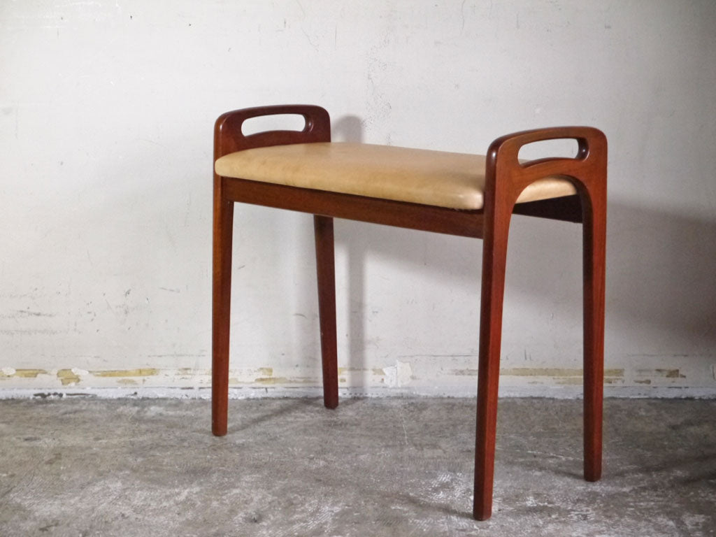 北欧ビンテージ Scandinavian Vintage チーク材 ヌメ革 ピアノベンチ スツール 北欧家具 中古品 買い取りしました。