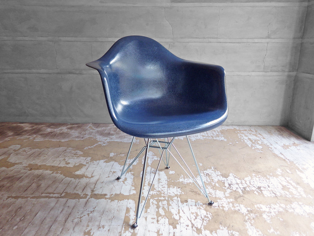 ハーマンミラー Herman Miller アームシェルチェア ラウンジチェア LAR 現行FRP製 ネイビーブルー エッフェルベース C&R イームズ  中古品 買い取りしました。