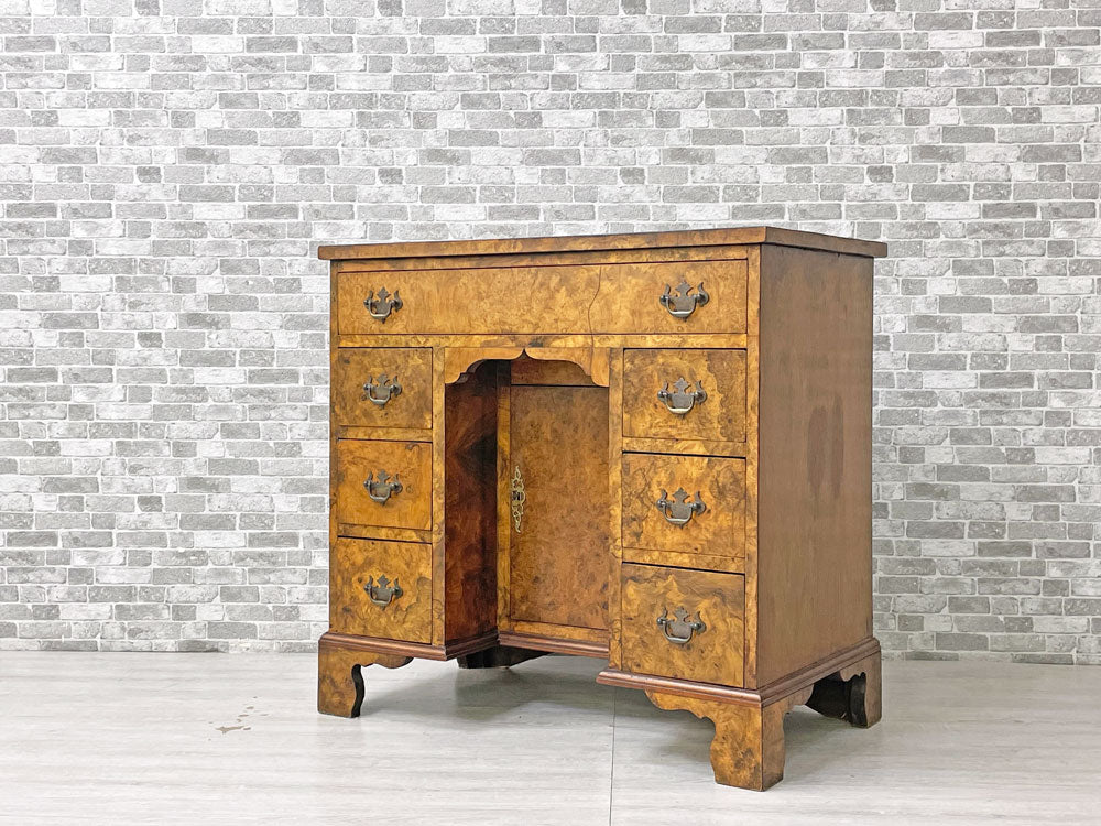 UKビンテージ Vintage ニーホールデスク 両袖 鍵付き ウォールナット材 バール杢 ジョージアン様式 英国家具 中古品 買い取りしました。