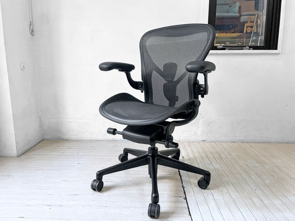 ハーマンミラー Herman Miller アーロンチェア リマスタード フル装備 Bサイズ グラファイトベース デスクチェア オフィスチェア ポスチャーフィット 説明書付き 2023年製 美品 中古品 買い取りしました。