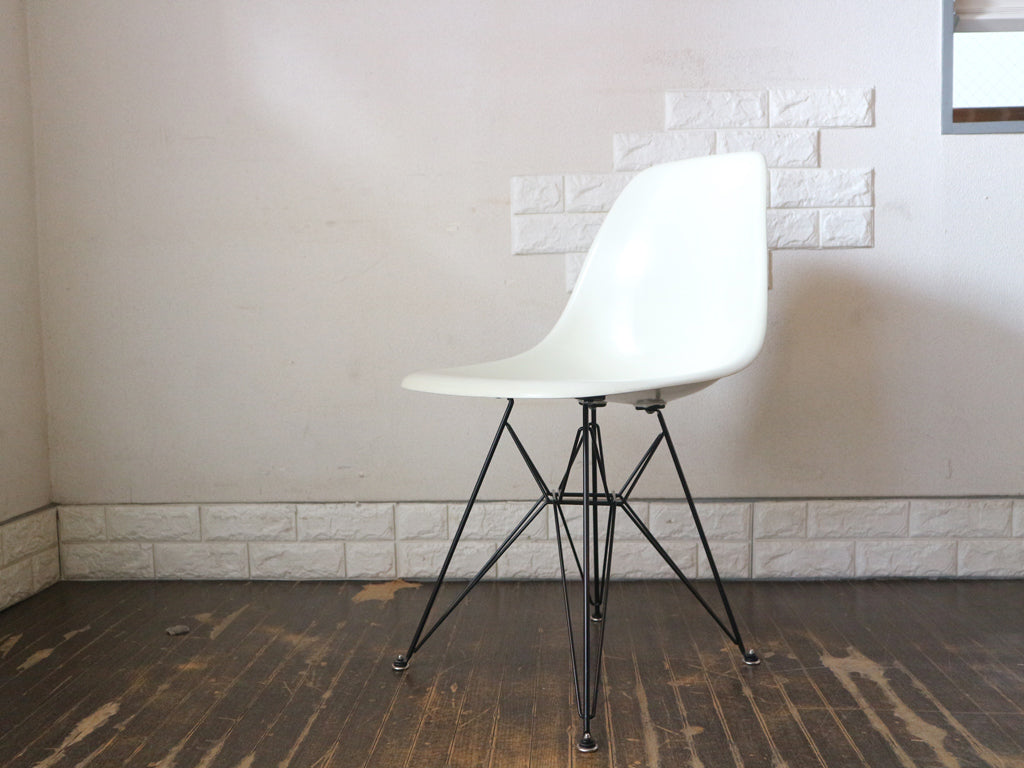 ハーマンミラー Herman Miller サイドシェルチェア 現行 FRP製 ホワイト エッフェルベース C&Rイームズ ミッドセンチュリー　中古品  買い取りしました。