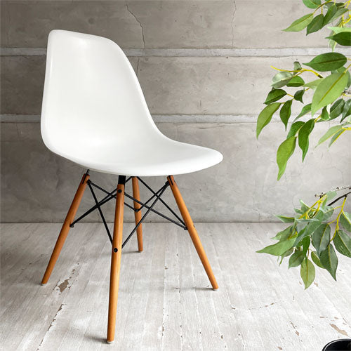 【学芸大学店】ハーマンミラー Herman Miller × ヴィトラ vitra サイドシェルチェア ポリプロピレン ドゥエルレッグ ホワイト  C&R イームズ ミッドセンチュリー 買取させていただきました。