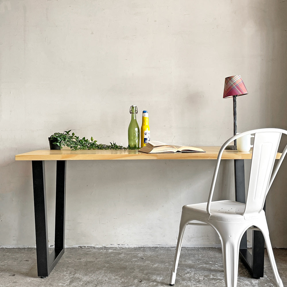 かなでもの KANADEMONO ザ・テーブル THE TABLE デスク トラペゾイド ＆ ザ・カフェテーブル THE CAFE TABLE Black Steel 4pin ラウンド天板 ラバーウッド材 ナチュラル × ブラックスチール脚 ～ 派手じゃなくたって ～