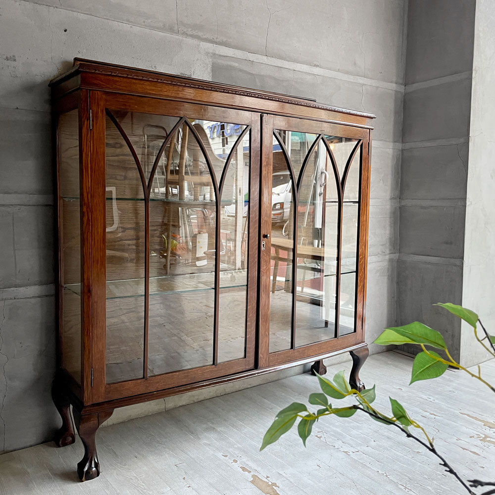 【学芸大学店】UKビンテージ UK Vintage オーク材 ガラスキャビネット ディスプレイケース 本棚 食器棚 ポインテッドアーチ クロウ＆ボール 英国家具 ロイズアンティークス取扱 買取させていただきました。