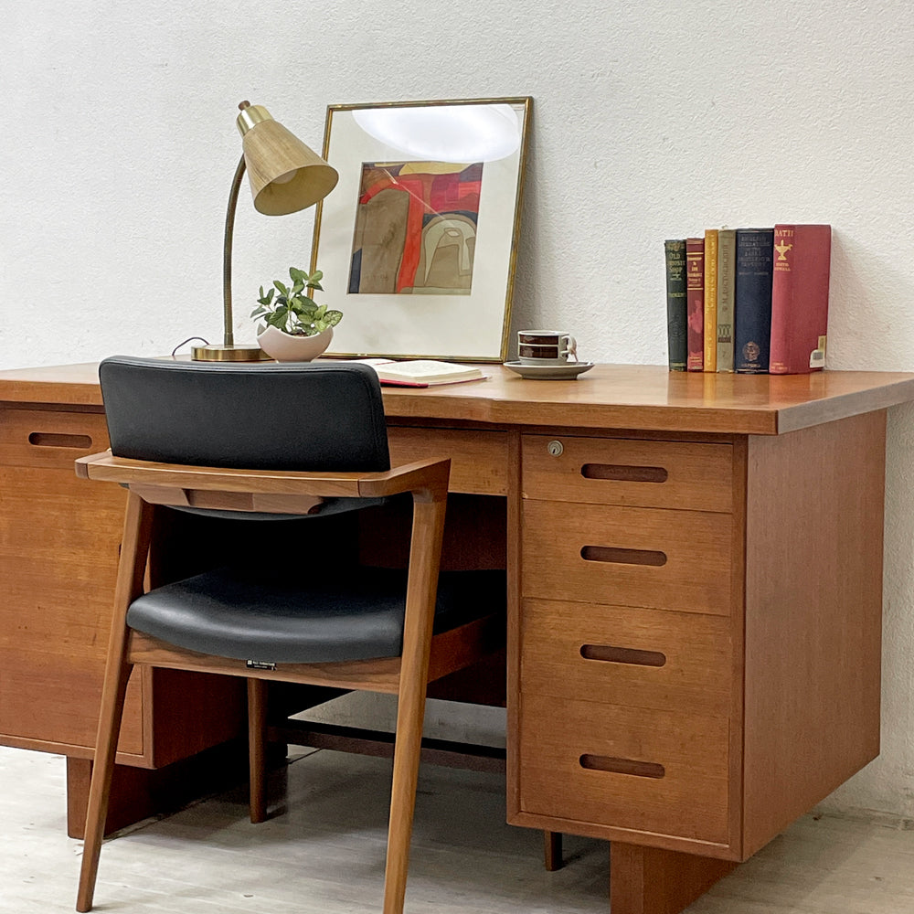 【祖師ヶ谷大蔵店】ジャパンビンテージ Japan Vintage 古い木味のデスク 机 チーク材 両袖 抽斗 開き扉 W134.5 鍵付き 国産家具 昭和レトロ 買取させていただきました。