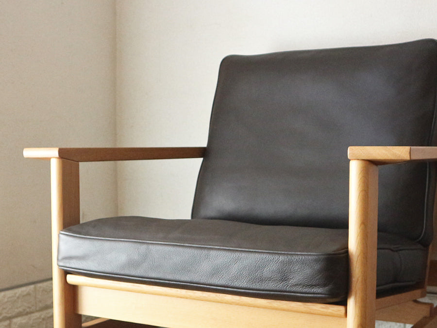 フレデリシア FREDERICIA 2451 イージーチェア ソーレン・ホルスト Soren Holst オーク無垢材 レザー ダークブラウン デンマーク ～素朴で強靭な巨匠ソーレン・ホルストの名作椅子～