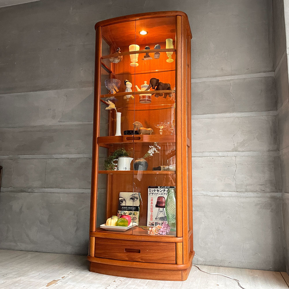 【学芸大学店】サリンモブラー Salin Mobler チーク無垢材 キュリオケース 飾り棚 コレクションボード ガラスキャビネット 照明付 デンマーク 北欧家具♪ 買取させていただきました。
